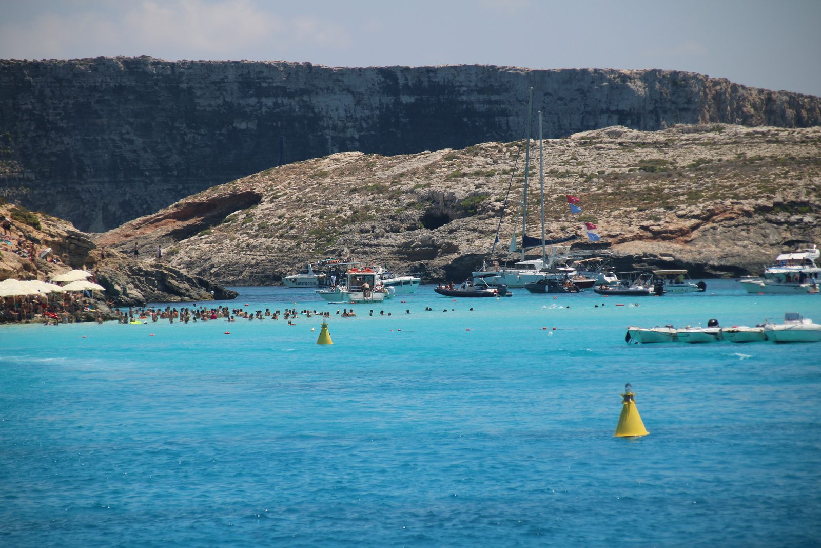 La falaise calcaire de Comino tombe droit dans le lagon