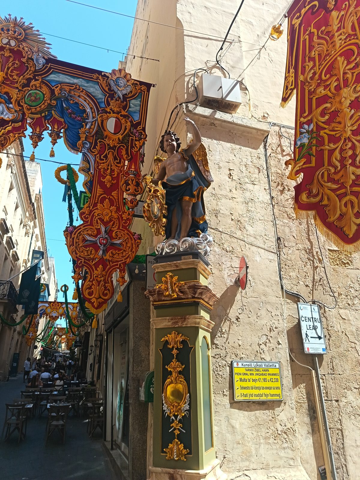 Une statue d'ange installée au coin d'une rue pendant la festa
