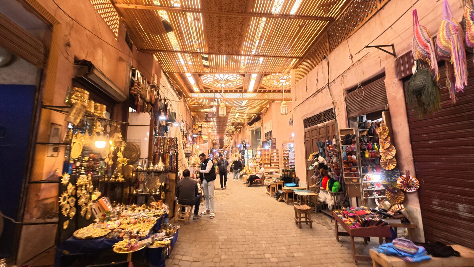Les toits en treillis de bois des souks, qui filtrent la lumière