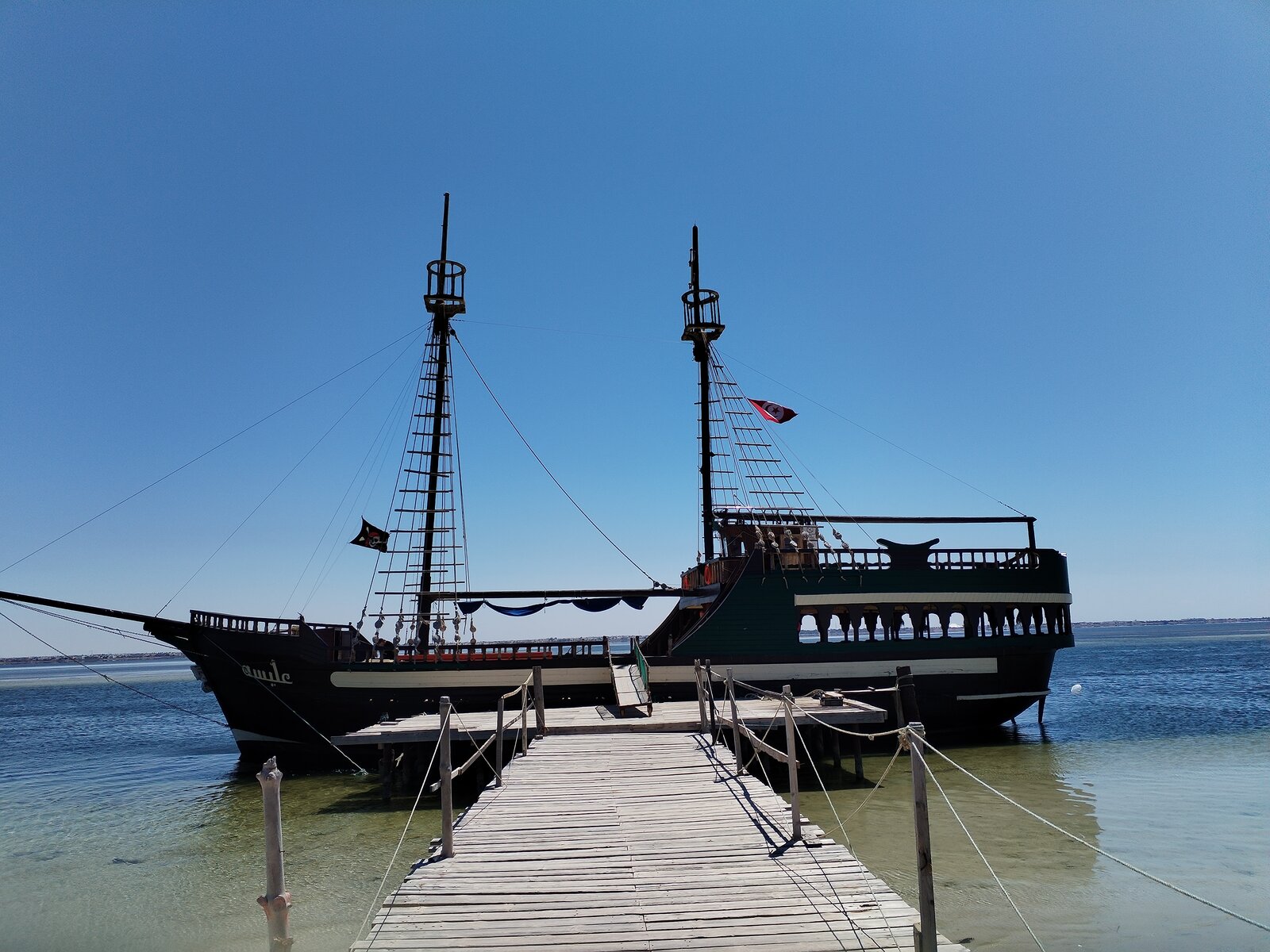 Le bateau pirate Elyssa, départ chaque matin vers l'île aux Flamants Roses